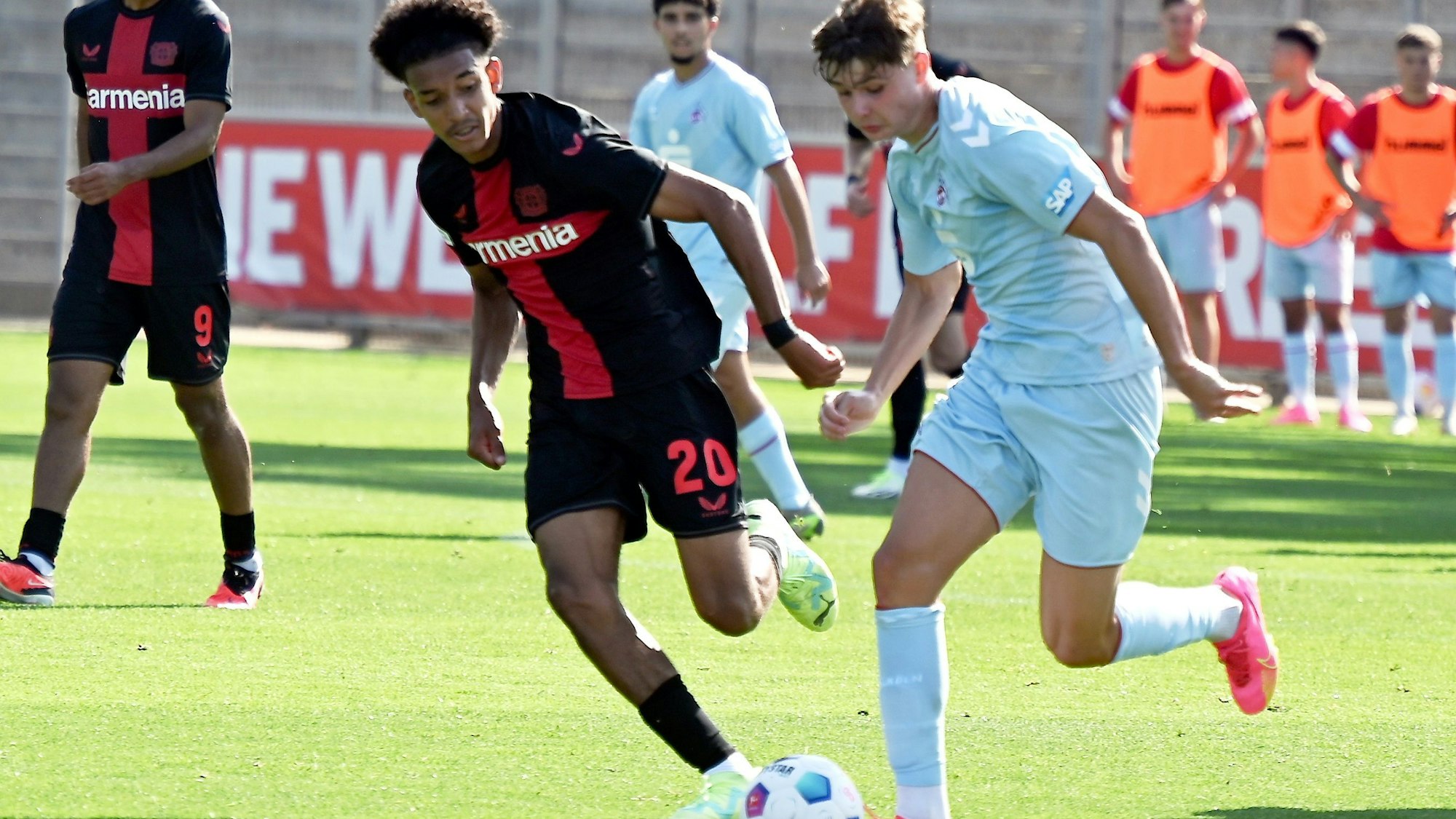 16.09.2023, Fussball-U19-Bayer 04 Leverkusen-1.FC köln
links: Francis Onyeka (Bayer)
Foto: Uli Herhaus