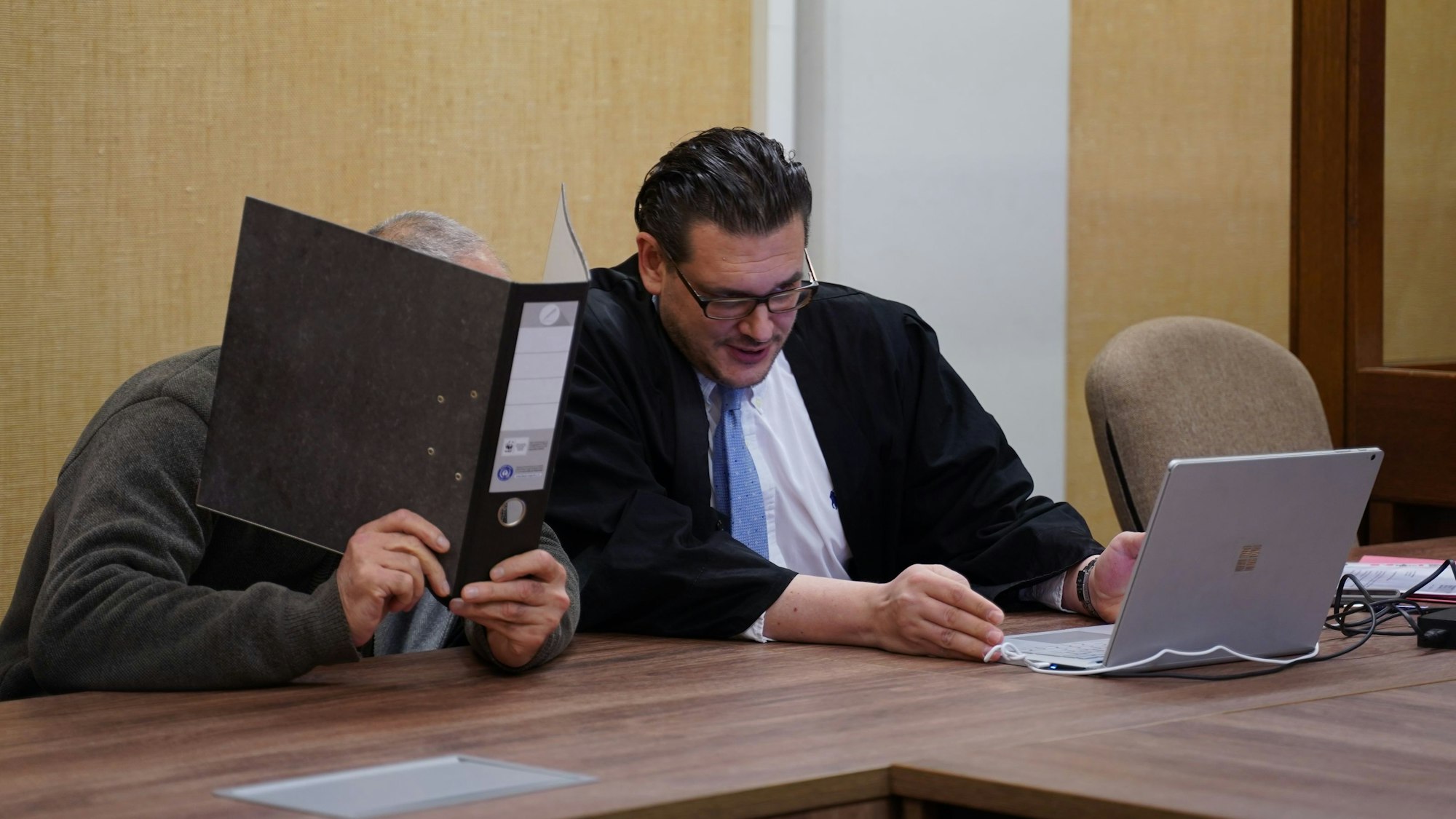 Ein 58-jähriger Mitarbeiter des Kiosks, der sich hier am zweiten Verhandlungstag im Landgericht Köln mit seinem Verteidiger berät, wurde zu acht Jahren Haft wegen Totschlags verurteilt.