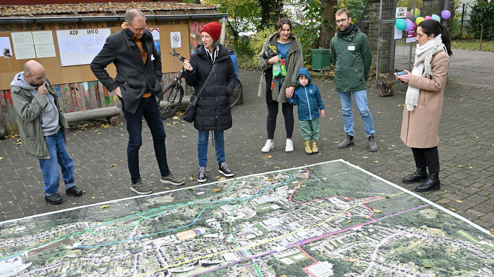 Das Foto zeigt Bürger bei der Infoveranstaltung auf dem Abenteuerspielplatz Gronau