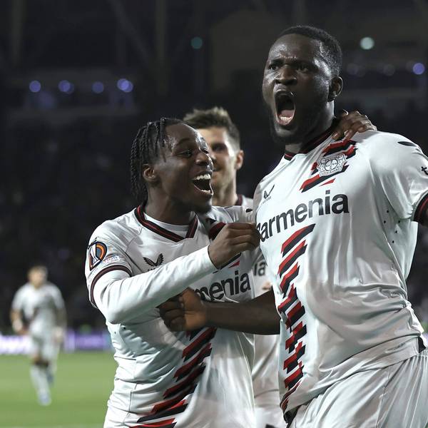 Victor Boniface feiert mit Jeremie Frimpong seinen Siegtreffer in Baku.