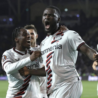 Victor Boniface feiert mit Jeremie Frimpong seinen Siegtreffer in Baku.