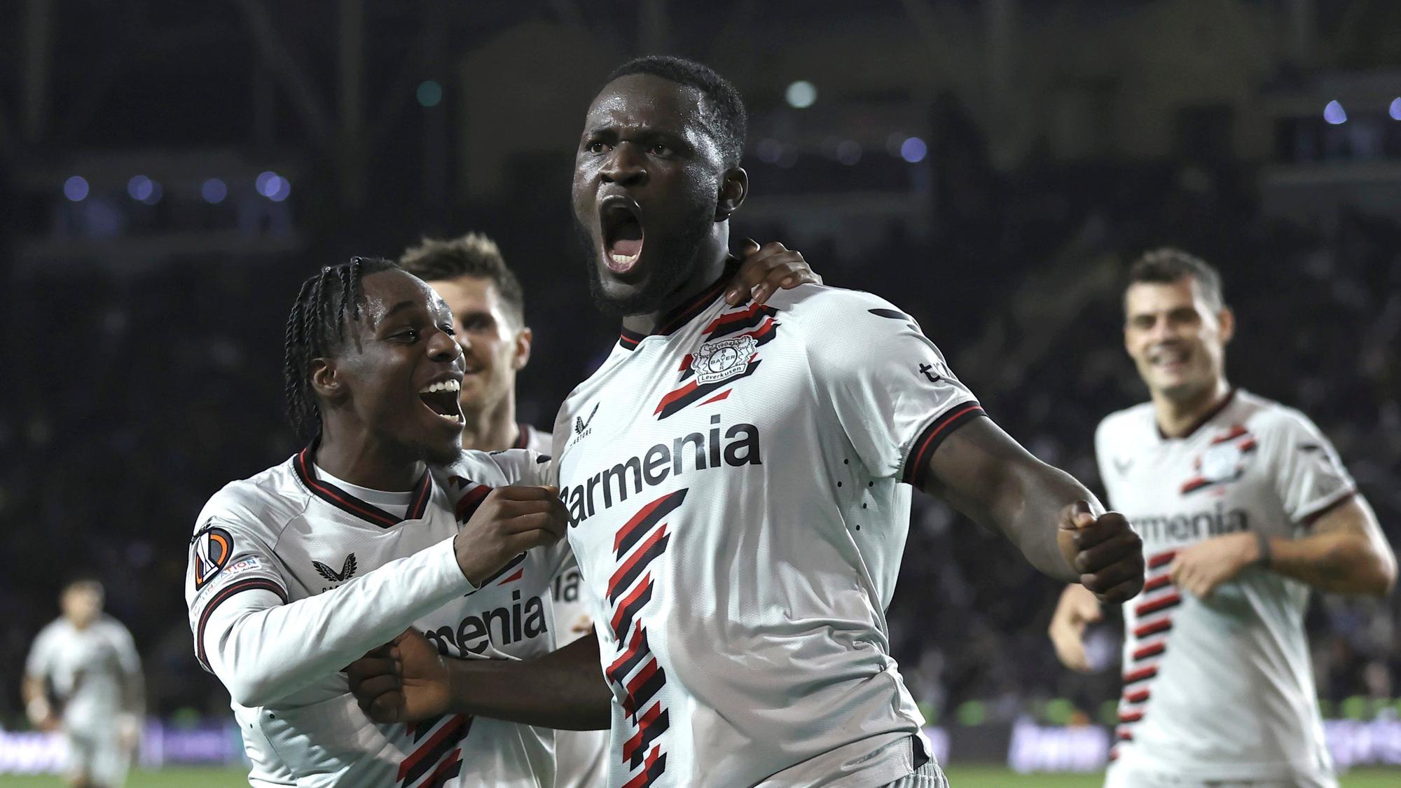 Victor Boniface feiert mit Jeremie Frimpong seinen Siegtreffer in Baku.