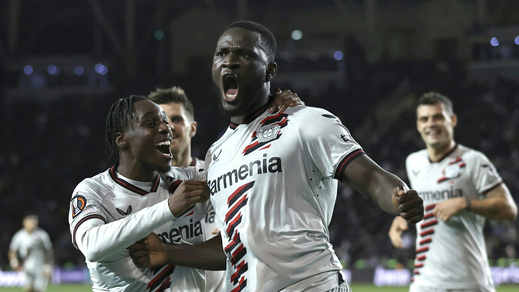 Victor Boniface feiert mit Jeremie Frimpong seinen Siegtreffer in Baku.