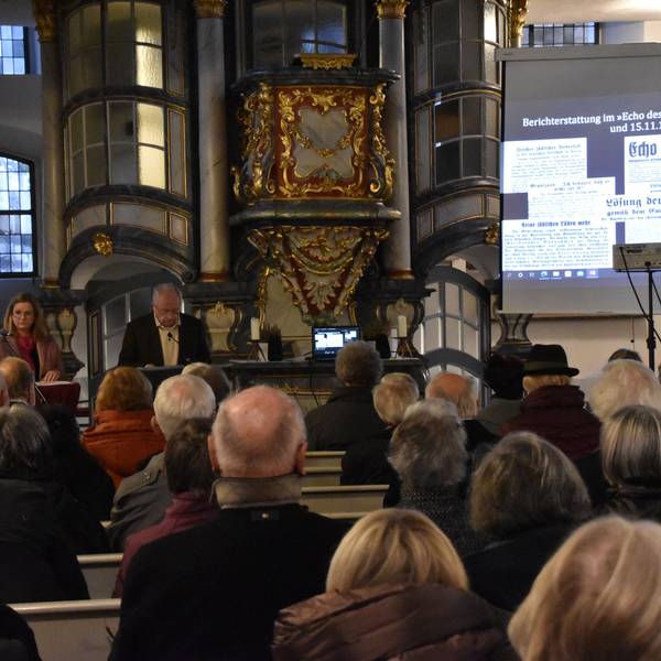 Gedenkstunde in einer Kirche.