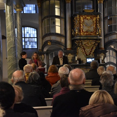 Gedenkstunde in einer Kirche.