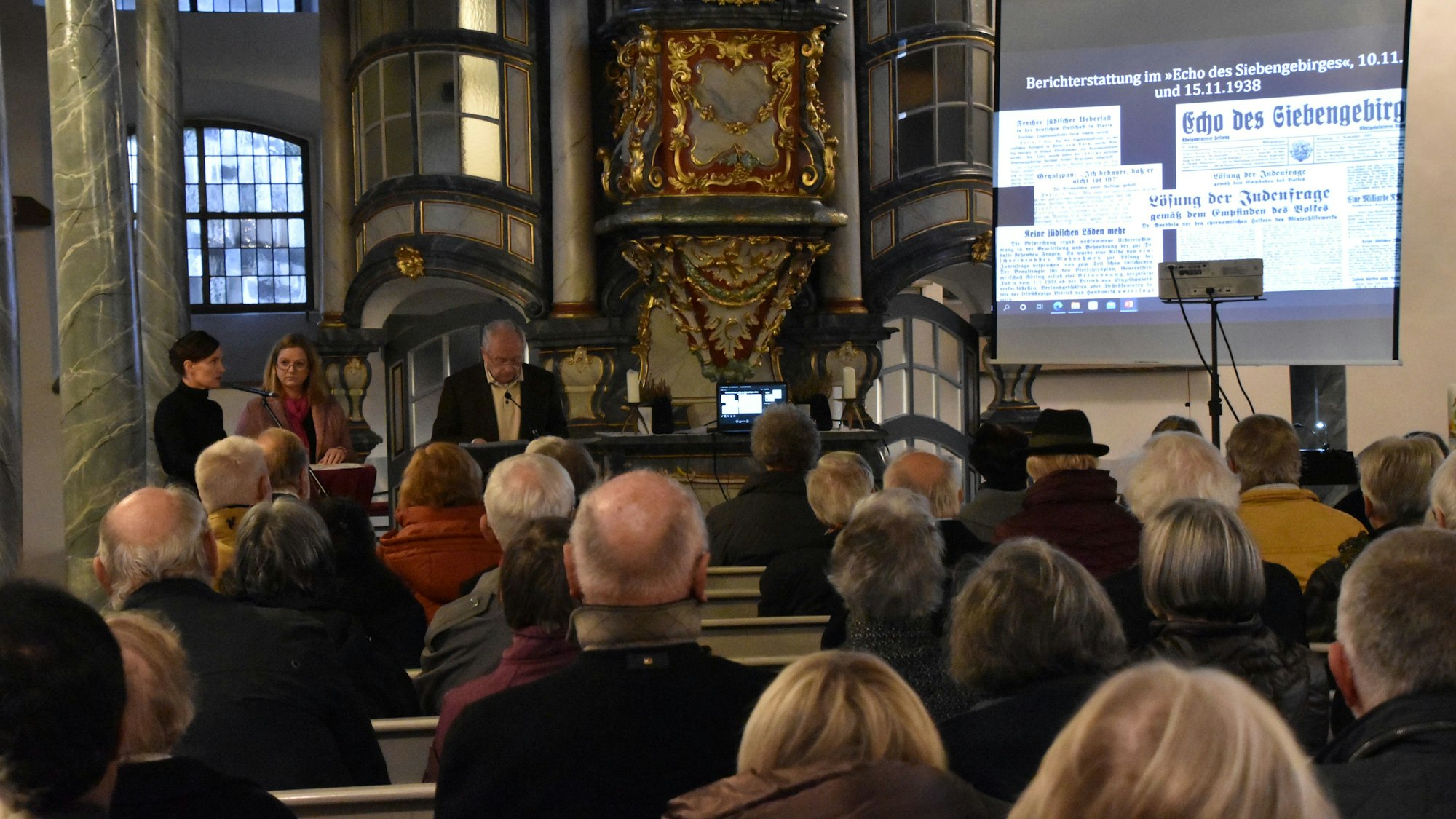 Gedenkstunde in einer Kirche.