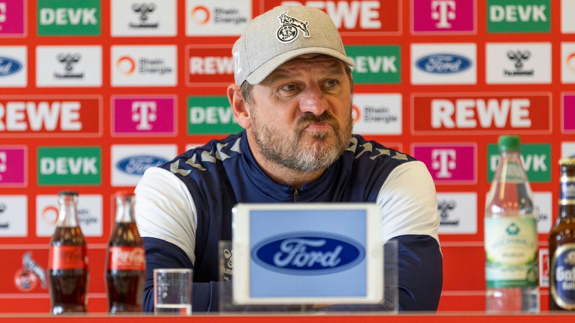 Steffen Baumgart auf der Pressekonferenz vor dem Heimspiel gegen den fC Augsburg. (Symbolbild)