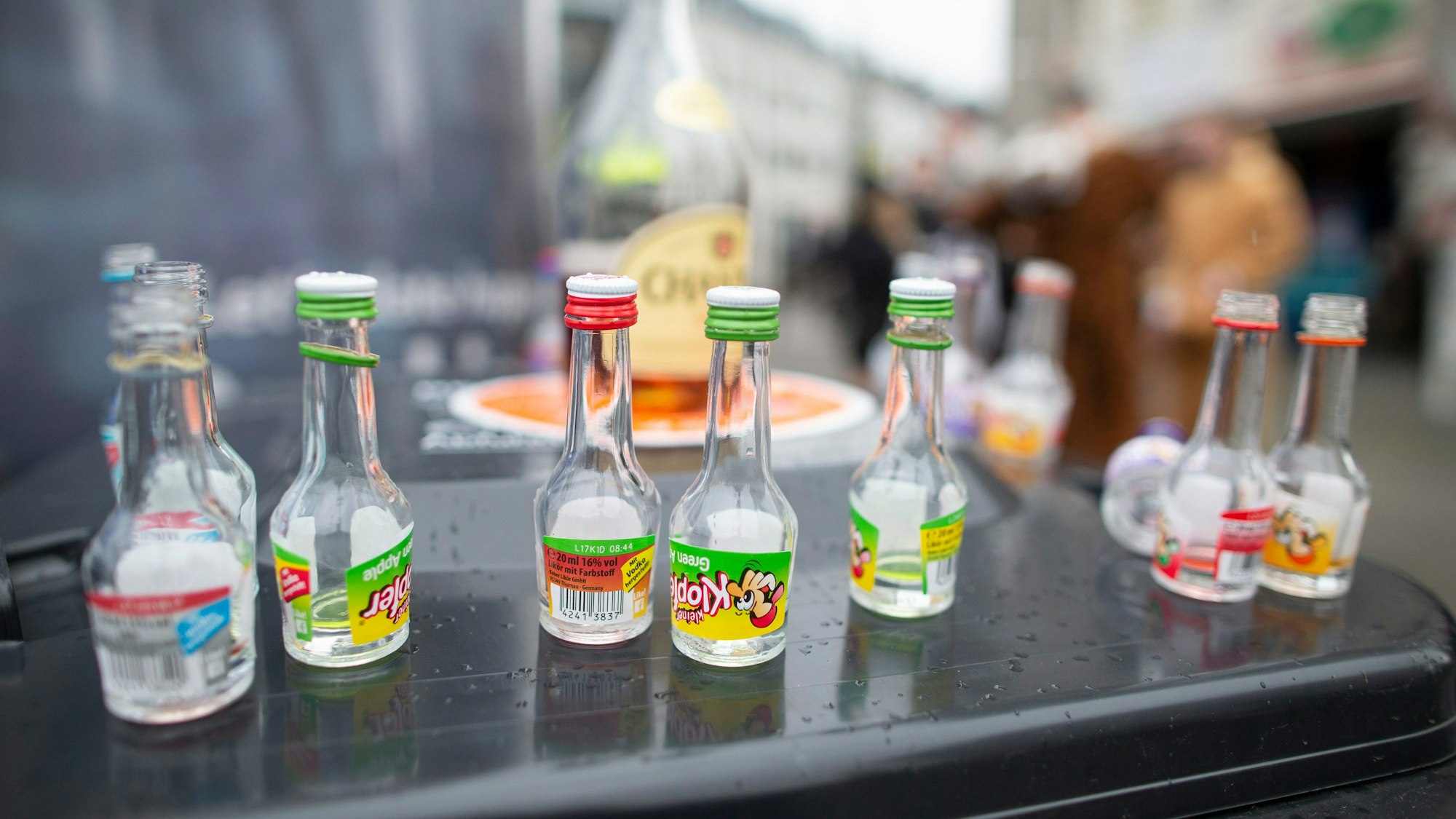 Symbolbild: ein Tisch mit leeren Flaschen Schnaps.