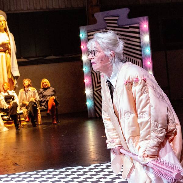 Eine Szene aus dem Stück „Erstmal für immer“ von und mit der Oldschool, dem Senioren- und Seniorinnenensemble am Schauspiel Köln und (un-)verheirateten Gästen.