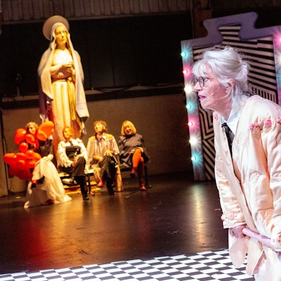 Eine Szene aus dem Stück „Erstmal für immer“ von und mit der Oldschool, dem Senioren- und Seniorinnenensemble am Schauspiel Köln und (un-)verheirateten Gästen.