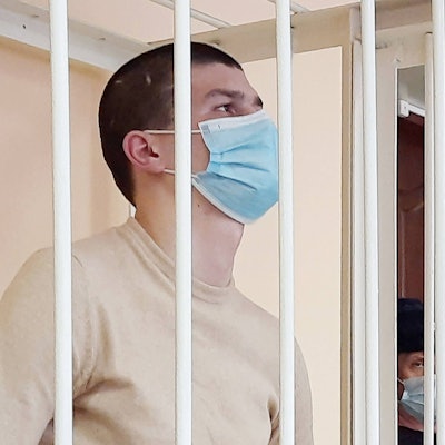 Wladislaw Kanyus im März 2021 vor Gericht. Der Wagner-Söldner wurde für den Mord an seiner Ex-Freundin Vera Pekhtelewa zu 17 Jahren Haft verurteilt. Nun wurde Kanyus von Wladimir Putin nach seinem Dienst für die Wagner-Gruppe begnadigt. (Archivbild)