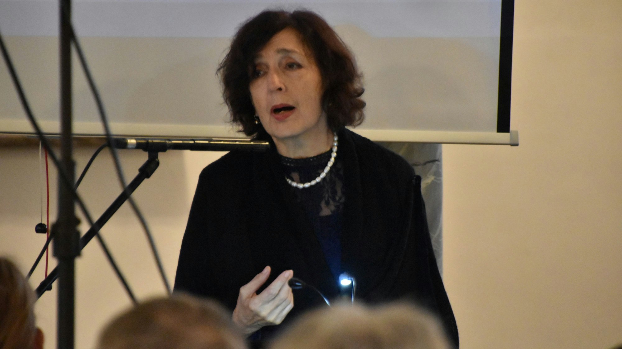 Eine Frau singt in einer Kirche.