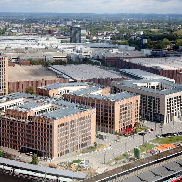 Hinter den Messehallen in Köln-Deutz, direkt neben der Stadtautobahn, soll das Hochhaus entstehen.