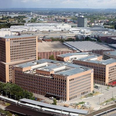 Hinter den Messehallen in Köln-Deutz, direkt neben der Stadtautobahn, soll das Hochhaus entstehen.