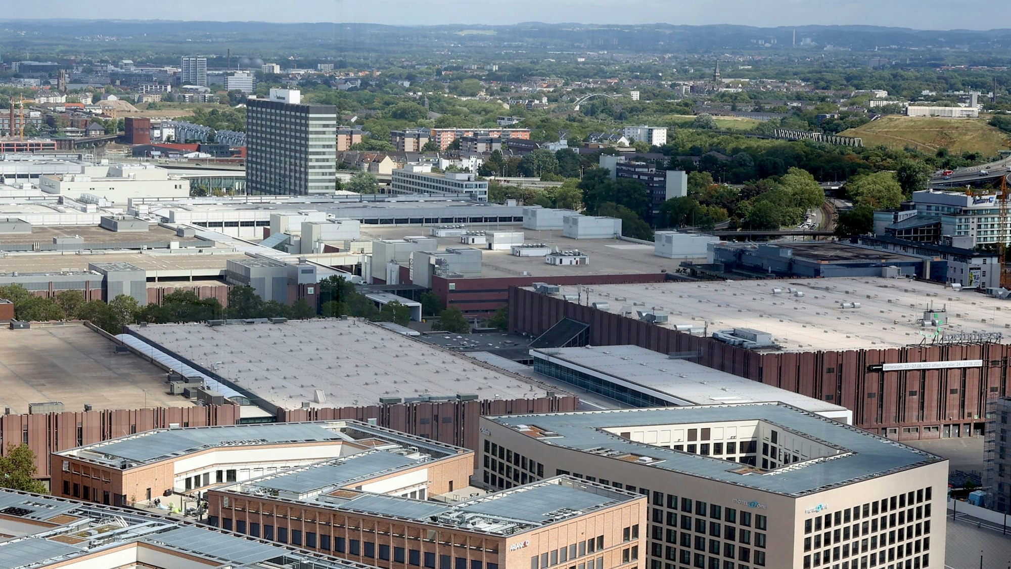 Hinter den Messehallen in Köln-Deutz, direkt neben der Stadtautobahn, soll das Hochhaus entstehen.