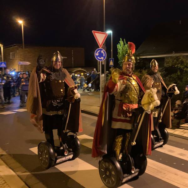 Das erste Mal ist sankt Martin auf einem Segway unterwegs.