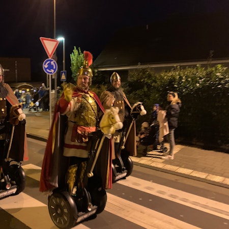 Das erste Mal ist sankt Martin auf einem Segway unterwegs.