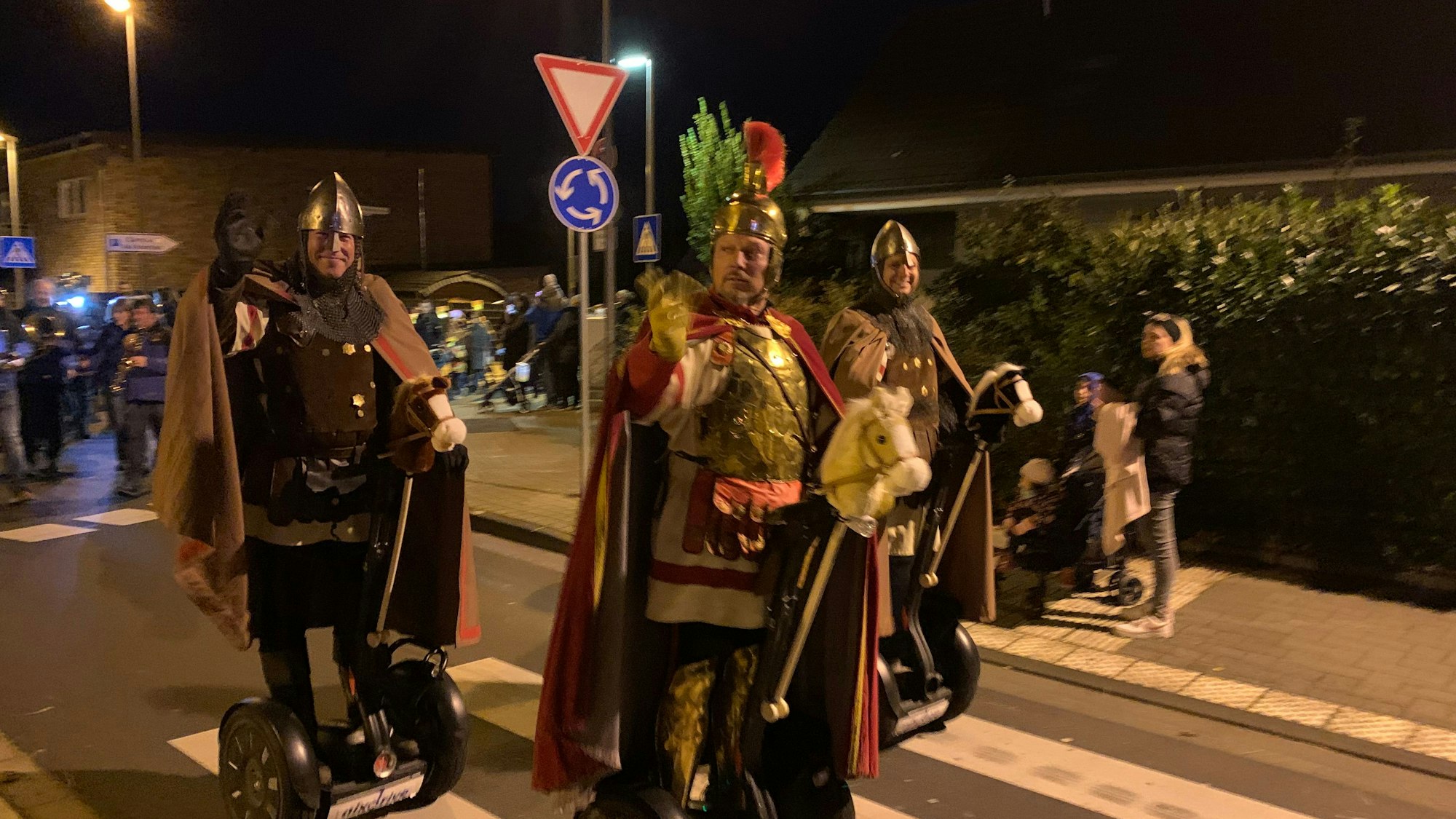 Das erste Mal ist sankt Martin auf einem Segway unterwegs.