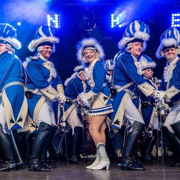 Die Blauen Funken mit ihrem Mariechen auf der Bühne.