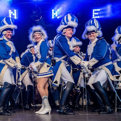 Die Blauen Funken mit ihrem Mariechen auf der Bühne.