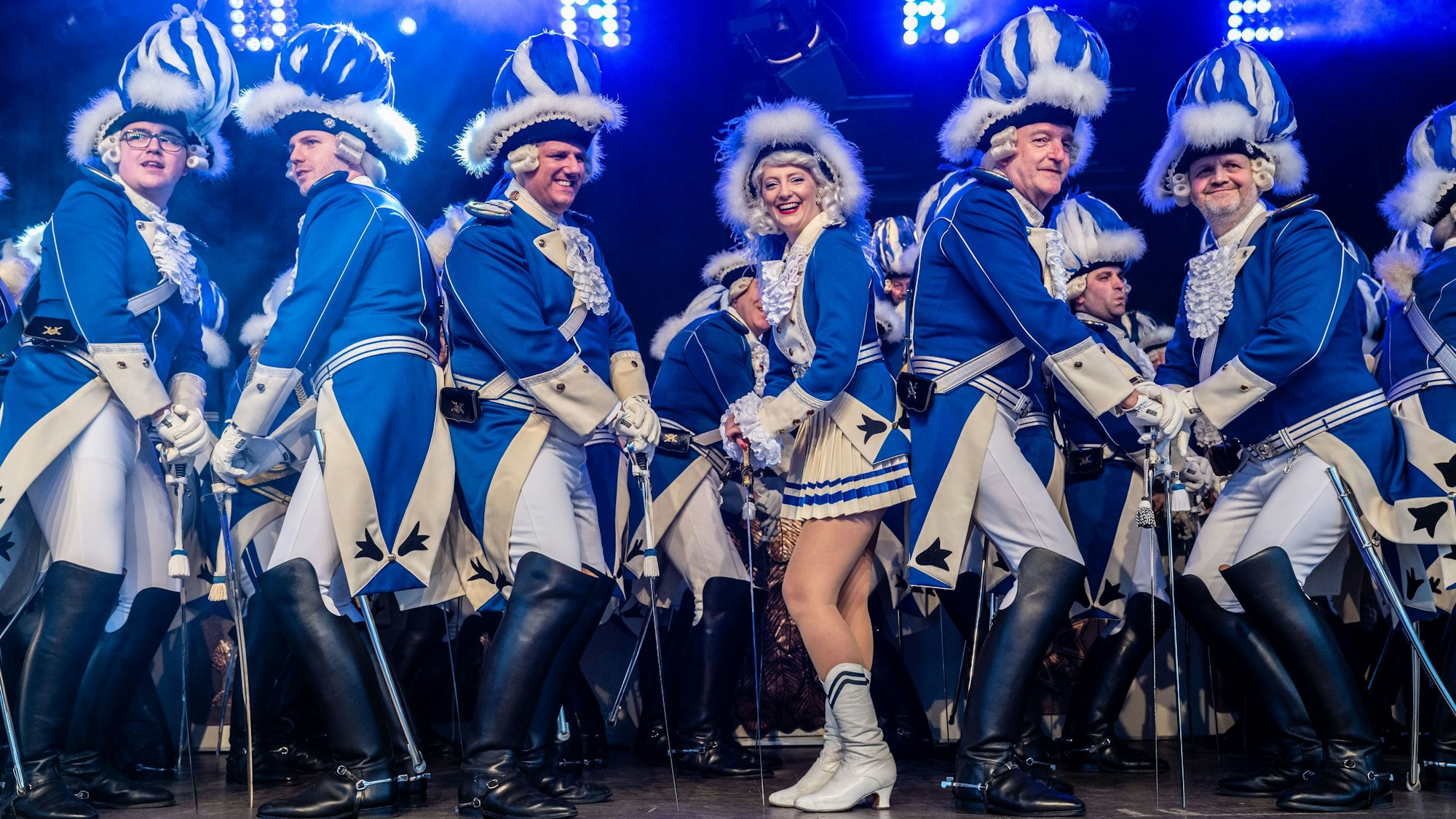 Die Blauen Funken mit ihrem Mariechen auf der Bühne.