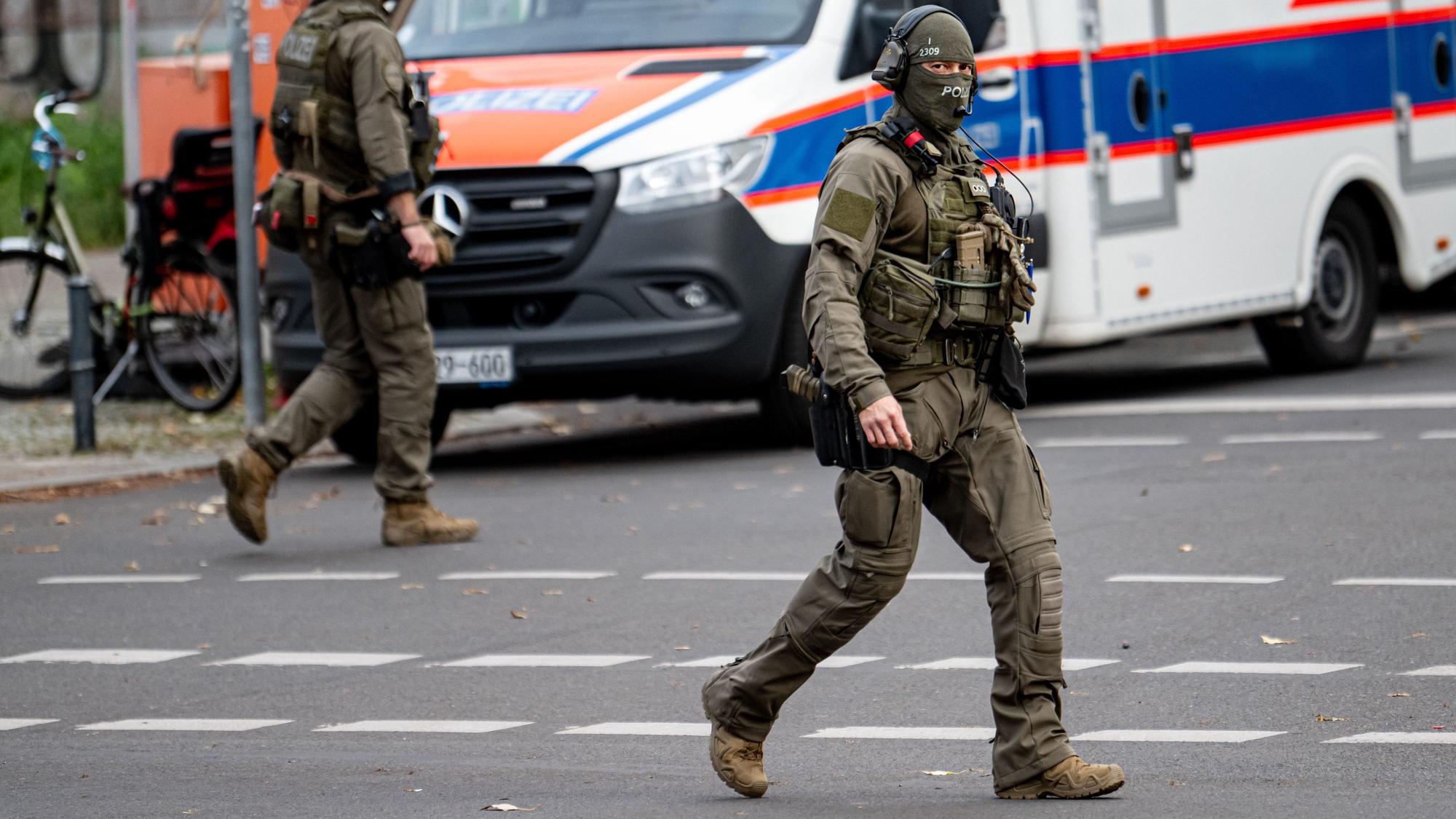 Spezialkräfte der Polizei sichern die Gedenkveranstaltung der Novemberpogrome in Berlin-Mitte.