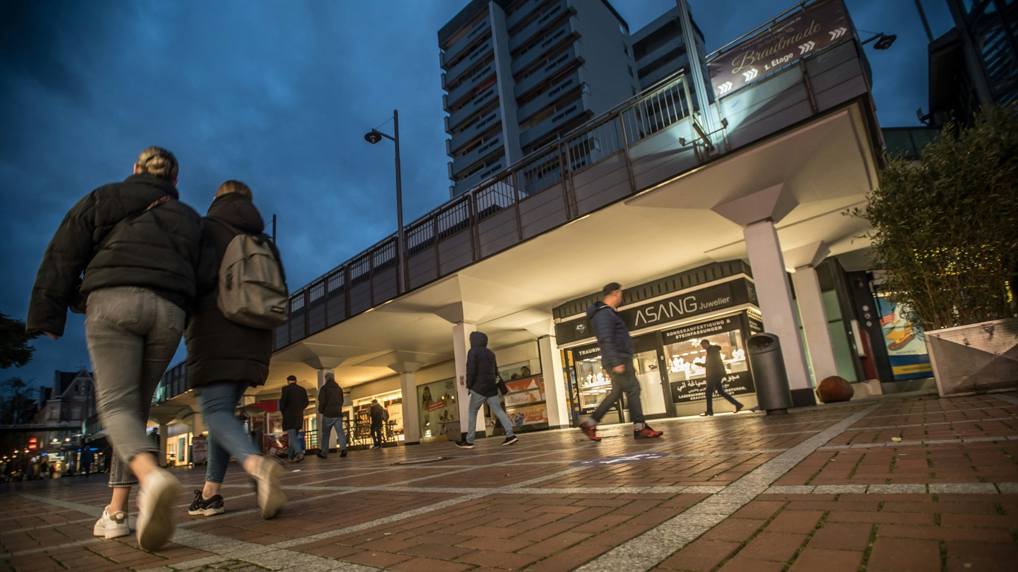 Das ehemalige Kaufhof-Gebäude im Dunkeln.