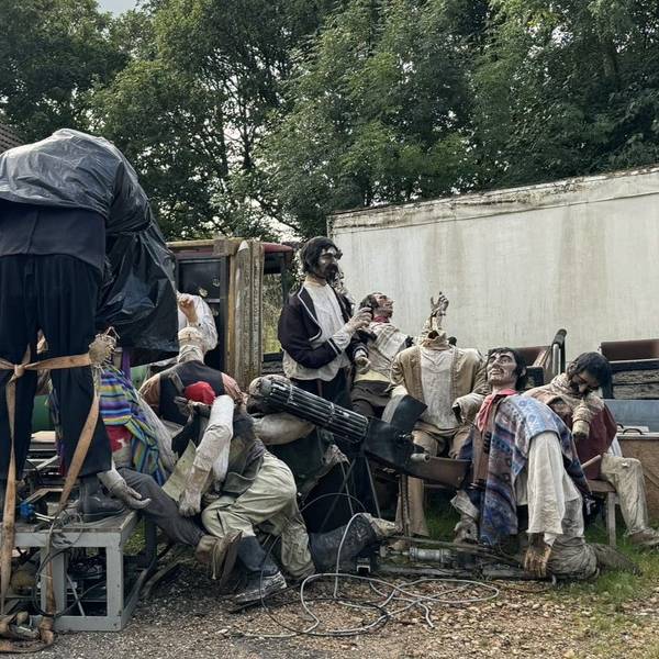 Hitchcock und andere Figuren der Hollywood Tour aus dem Phantasialand auf einem Hinterhof in Rheinhessen.