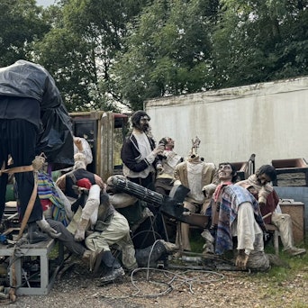 Hitchcock und andere Figuren der Hollywood Tour aus dem Phantasialand auf einem Hinterhof in Rheinhessen.