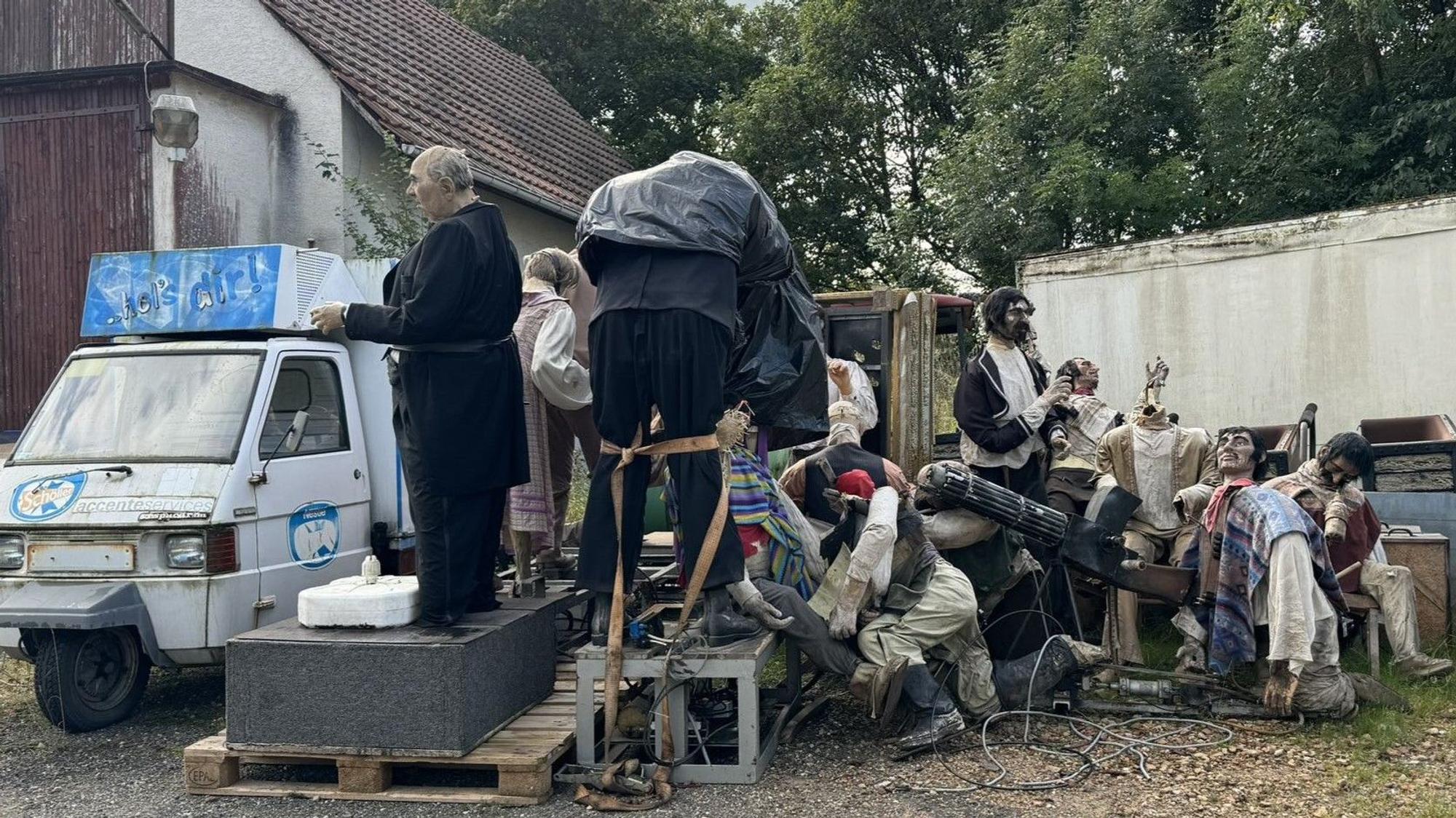 Hitchcock und andere Figuren der Hollywood Tour aus dem Phantasialand auf einem Hinterhof in Rheinhessen.
