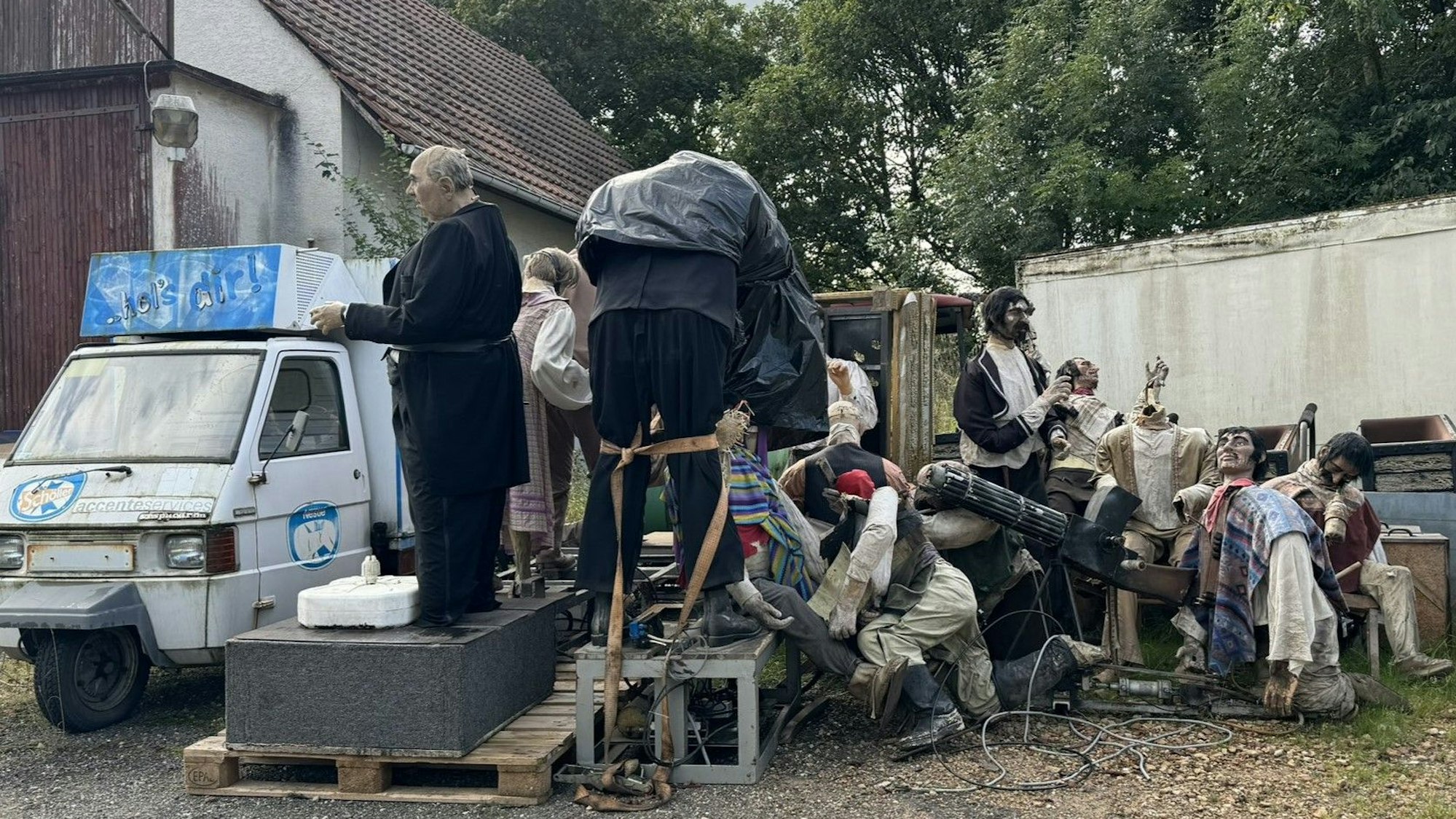 Hitchcock und andere Figuren der Hollywood Tour aus dem Phantasialand auf einem Hinterhof in Rheinhessen.
