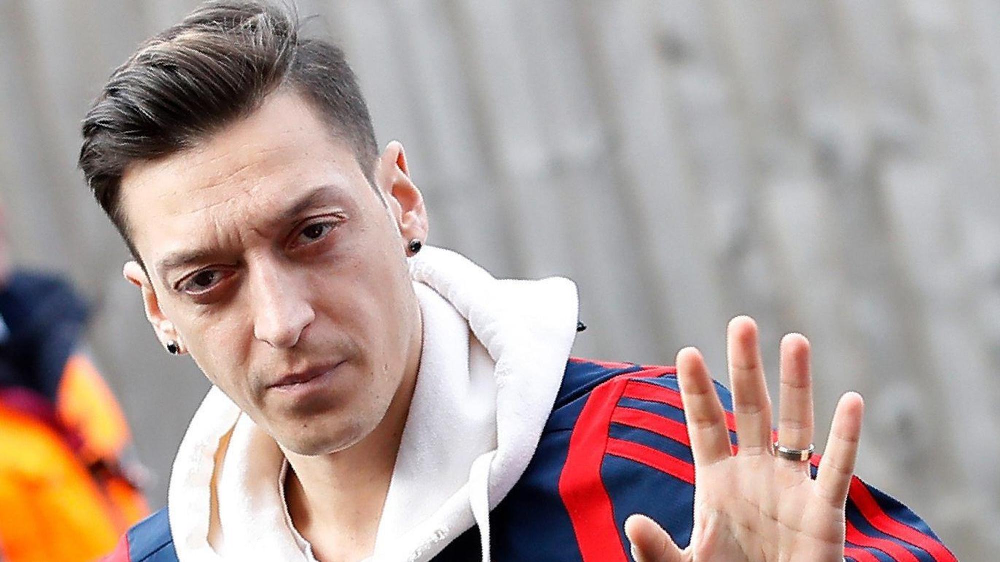 Ex-Fußballspieler Mesut Özil winkt in die Kamera.