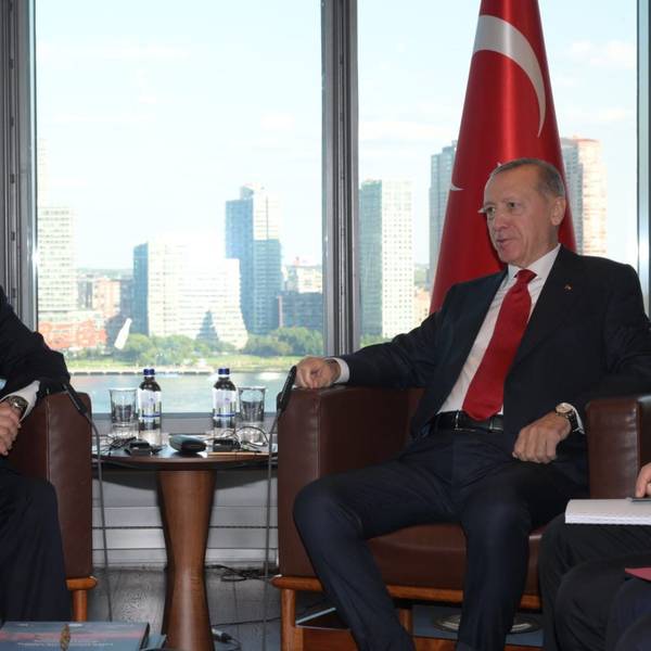 Recep Tayyip Erdogan (r), Präsident der Türkei, sitzt neben dem israelischen Premierminister Benjamin Netanjahu. Im Hintergrund sind die Fahnen der beiden Länder zu sehen.
