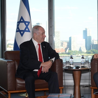 Recep Tayyip Erdogan (r), Präsident der Türkei, sitzt neben dem israelischen Premierminister Benjamin Netanjahu. Im Hintergrund sind die Fahnen der beiden Länder zu sehen.