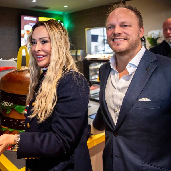 Das Bild zeigt unter anderem Oliver Pocher und Cora Schumacher, wie sie Kuchen herausgeben.