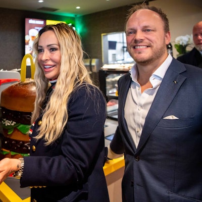 Das Bild zeigt unter anderem Oliver Pocher und Cora Schumacher, wie sie Kuchen herausgeben.