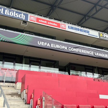 Blick auf einen Teil der Medientribüne des Rhein-Energie-Stadions in der Saison 2022/23, in der der FC in der Conference League antrat.