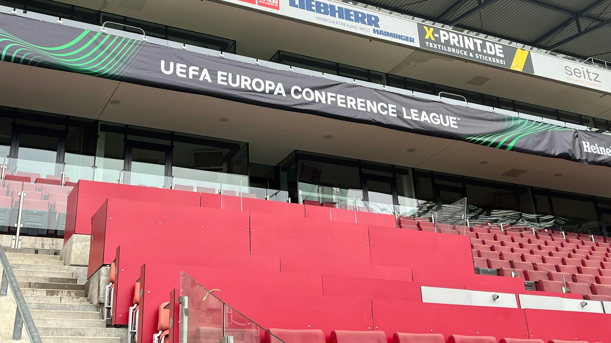 Blick auf einen Teil der Medientribüne des Rhein-Energie-Stadions in der Saison 2022/23, in der der FC in der Conference League antrat.