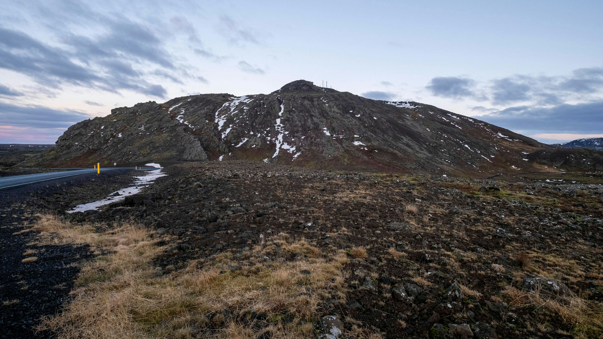 Der vulkanische Berg Thorbjörn nahe Grindavik auf Island. Seit Wochen gibt es tausende Erdbeben auf der Insel, die Sorge vor einem Vulkanausbruch wächst. (Symbolbild)