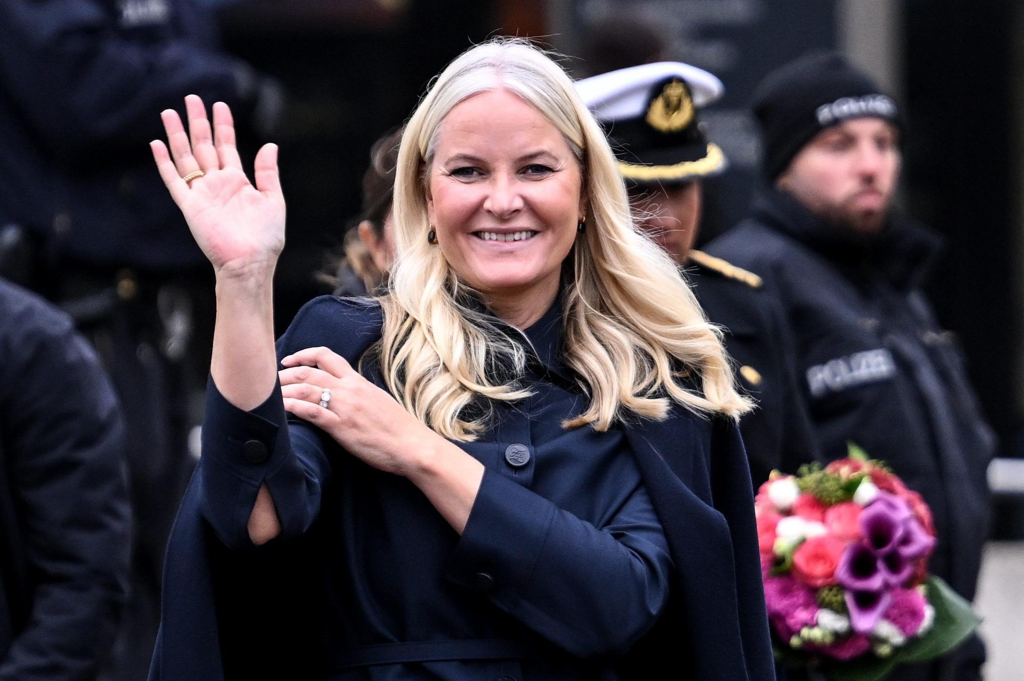 Die norwegische Kronprinzessin Mette-Marit winkt bei der zentralen Gedenkveranstaltung des 34. Jahrestags des Mauerfalls an der Gedenkstätte Berliner Mauer.