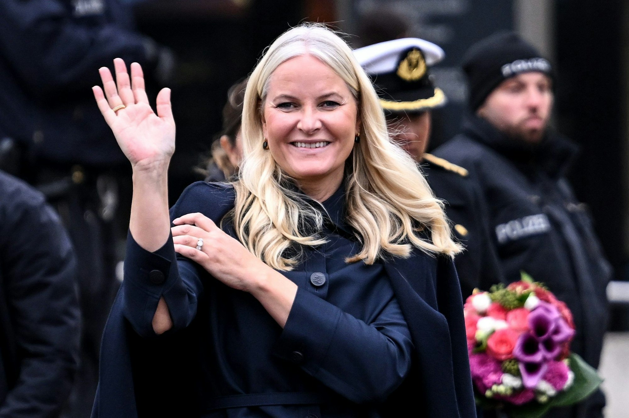 Die norwegische Kronprinzessin Mette-Marit winkt bei der zentralen Gedenkveranstaltung des 34. Jahrestags des Mauerfalls an der Gedenkstätte Berliner Mauer.