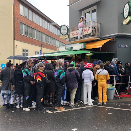 Die Schlange vor dem Mainzer Hof in der Südstadt reicht bis auf die Straße. (Archivbild)