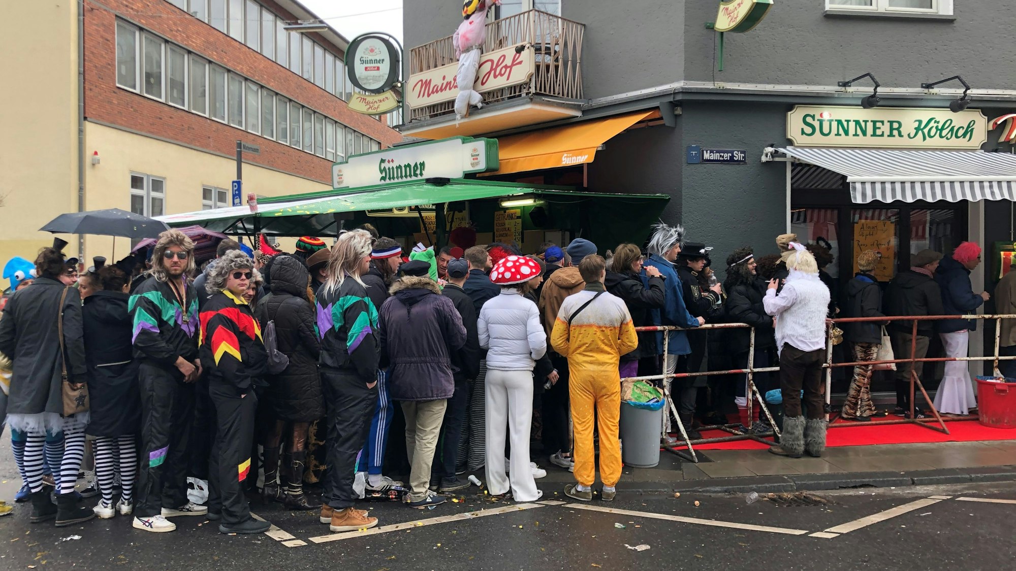 Die Schlange vor dem Mainzer Hof in der Südstadt reicht bis auf die Straße. (Archivbild)