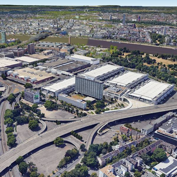 Blick auf das Gelände der Kölnmesse. Dort soll ein neues 120m hohes Hochhaus gebaut werden. Im Vordergrund ist die Zufahrt zur Zoobrücke (B55a) zu sehen. Foto: Google Earth/Image Landsat/Copernicus