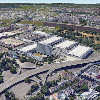Blick auf das Gelände der Kölnmesse. Dort soll ein neues 120m hohes Hochhaus gebaut werden. Im Vordergrund ist die Zufahrt zur Zoobrücke (B55a) zu sehen. Foto: Google Earth/Image Landsat/Copernicus