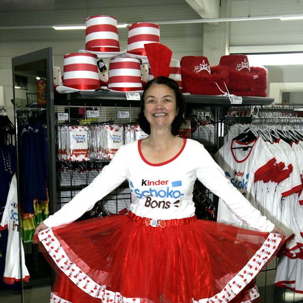 Katrin Höhne schaut sich um, welche Kostümtrends diese Session angesagt sind.Das Bild zeigt die Journalistin bei der Kleideranprobe.