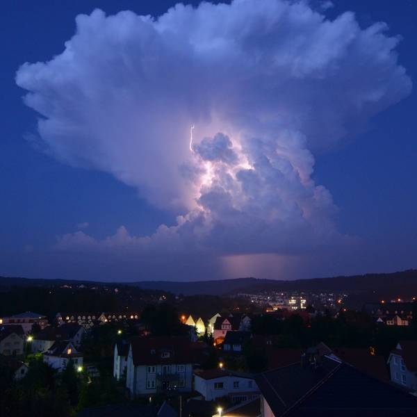 Eine Gewitter-Superzelle wirft am Himmel Blitze und bringt starke Regenfälle mit sich. (Archivbild)