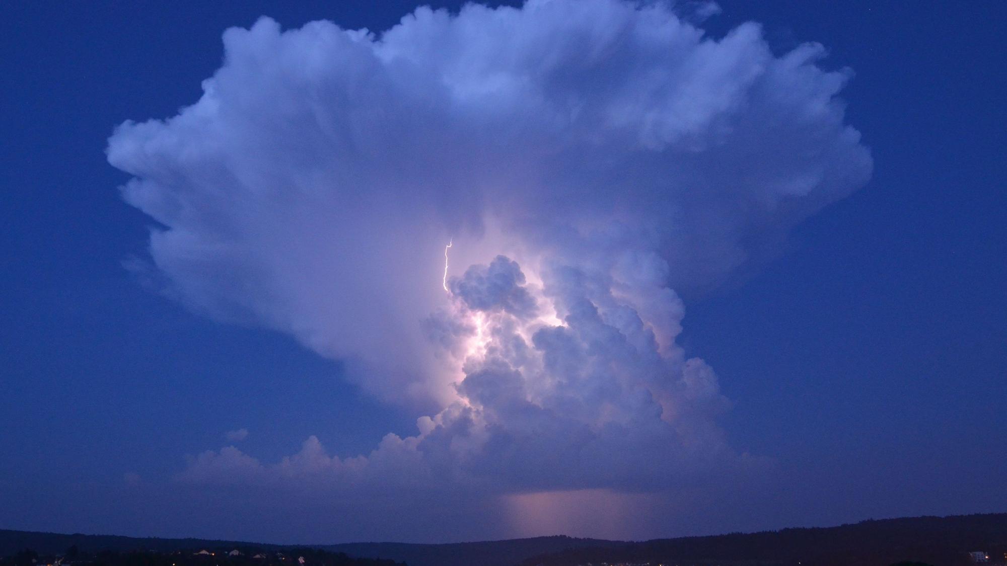 Eine Gewitter-Superzelle wirft am Himmel Blitze und bringt starke Regenfälle mit sich. (Archivbild)