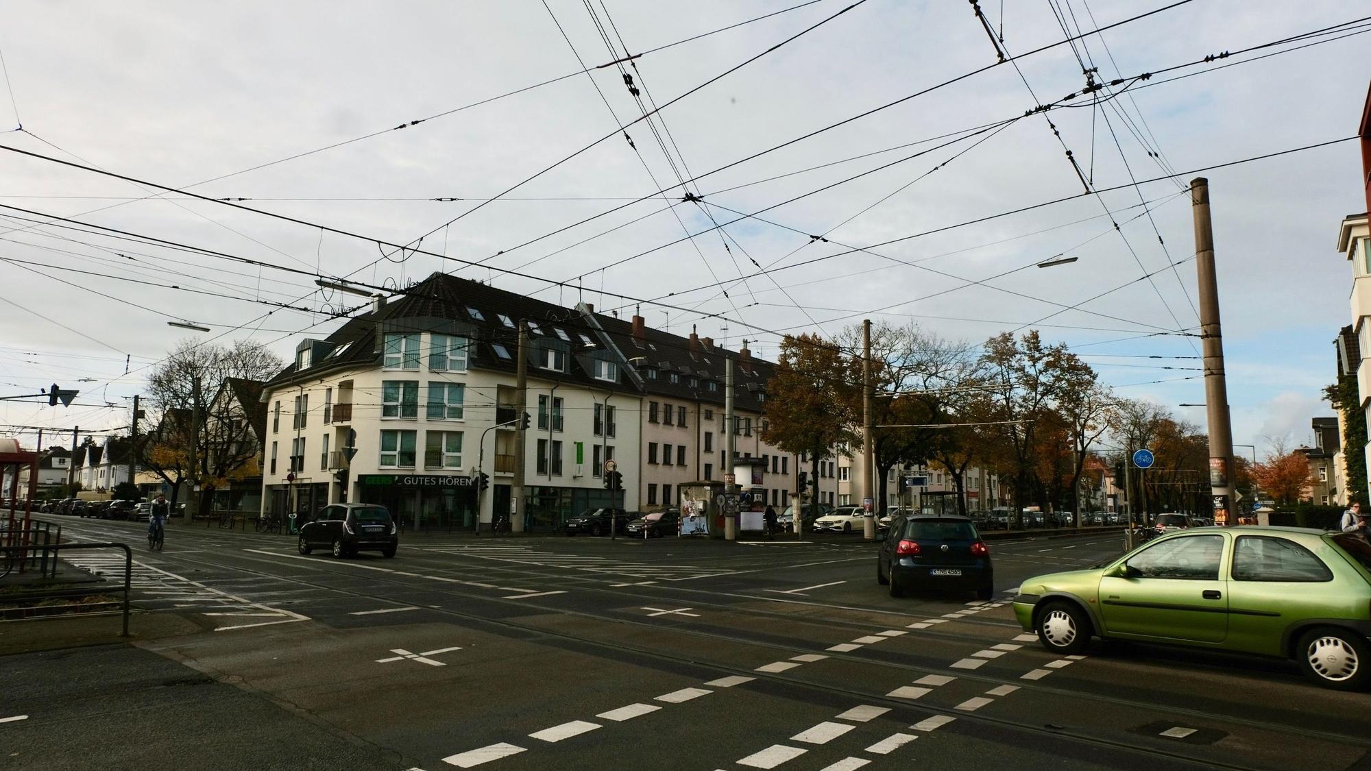Die große Kreuzung in Sülz an der Zülpicher Straße/Ecke Süölgürtel ist zu sehen.