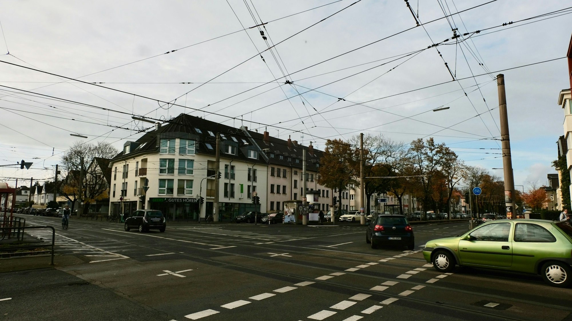 Zu sehen ist die große Kreuzung Sülzgürtel/Zülpicher Straße in Lindenthal.